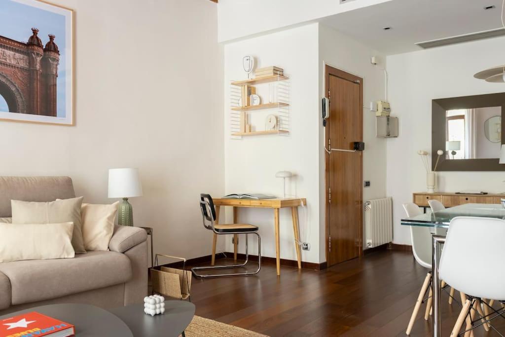 New Charming & Cozy Gem Central Location Apartment